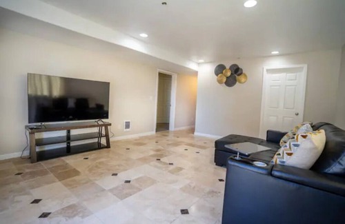 Des Moines House | Close To Airport: Modern Living