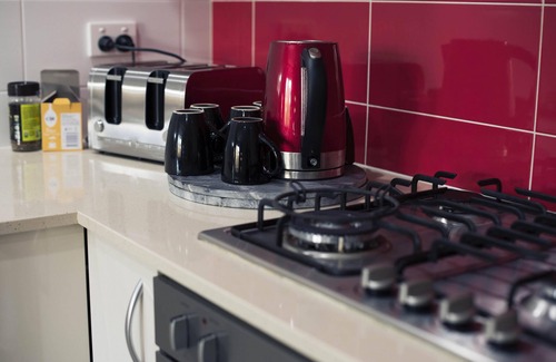 Midland Apartment | Close to Airport, Shops, Hospital & Transport - FREE WiFi - Netflix - Stan - Apple TV - Hospital - Swan Valley - Perth Hills - FIFO - Shops - Train - Airport