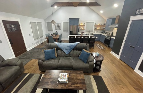 Eastwood House | Close To All The Action!