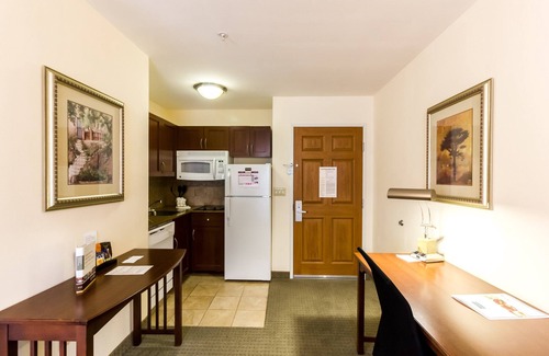 Montopolis Condo | Close to Austin Airport | Free Breakfast + Free Wi-Fi + Outdoor Pool