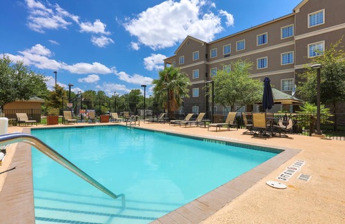 Montopolis Condo | Close to Austin Airport | Free Breakfast + Outdoor Pool + Free Wi-Fi