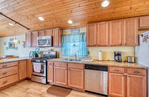 Surf City House | Close to Bars, Shops, Restaurants