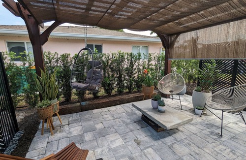 Naples Park Apartment | Close to Beach Bikes & Kitchenette Studio