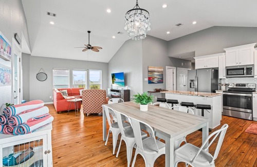 Indian Beach House | Close to Beach/Clean/Outdoor Bar/Pet Friendly