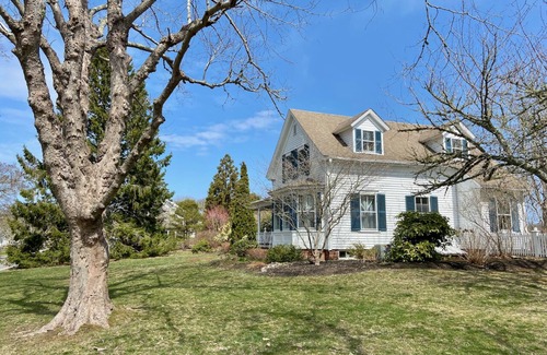 Harwich Port House | Close to beach, dining and downtown
