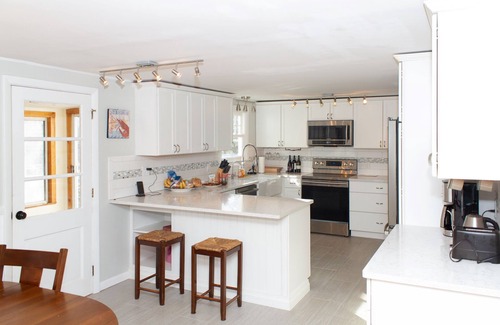 Wolfeboro House | Close to Beach, Downtown, Hiking & more! Outdoor sauna available to add!
