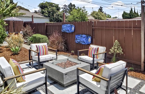Palms Apartment | Close to Beach & Major Attractions. Outdoor Patio with Firepit. Free Parking.