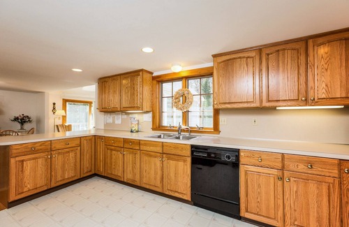 Yarmouth Port House | Close to Beaches, Bay Sunsets, Whale Watches, Cape Playhouse, Kid Fun, Fine Food