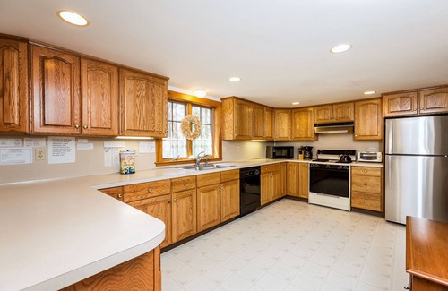 Yarmouth Port House | Close to Beaches, Bay Sunsets, Whale Watches, Cape Playhouse, Kid Fun, Fine Food