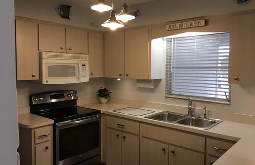 Venice Gardens House | Close to Beaches & Shopping! Clean house with a private backyard Pool