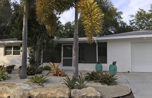 Venice Gardens House | Close to Beaches & Shopping! Clean house with a private backyard Pool