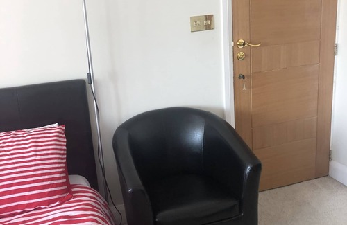 Olton Bed & Breakfast | Close to Birmingham airport, NEC, Train Station, City Centre Restaurants Shops