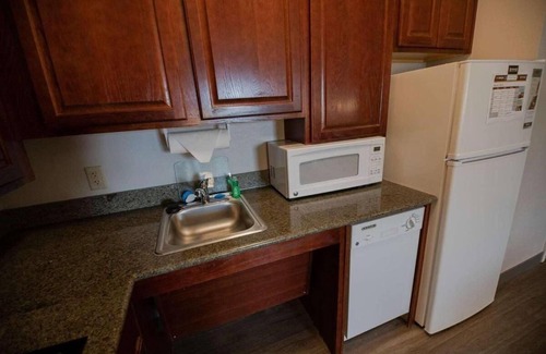 Highlands - Perkins Hotel | Close to BREC's Baton Rouge Zoo! W/Private Kitchen! Free Parking, Pool Onsite!