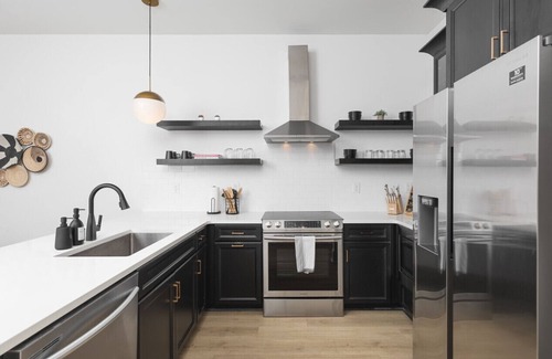 Cleveland Park House | Close to Broadway + Walkable Area - 4 Bed, 2 Bedrm