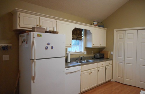 Oxford House | Close to campus! Walk to the stadium! Open for ARK, & SC!