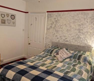 Leicester Apartment | Close to City Center Bungalow walking distance to The Highcross, Abbey Park & Leicester City Long & Short Stays entire apartment with off road parking LE4