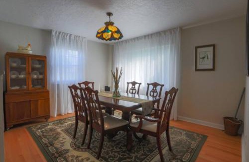 Pittsburgh House | Close to City * Charming Central XL Cape Cod * Airport
