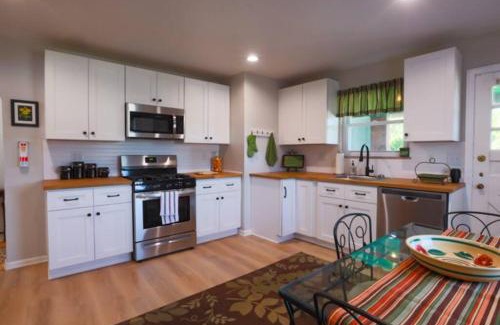 Pittsburgh House | Close to City * Charming Central XL Cape Cod * Airport