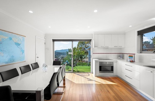 West Hobart House | Close to city, tranquil setting