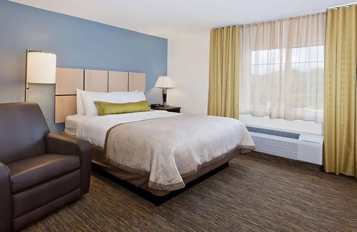 Ashley Oaks Hotel | Close to Concord Park! Pet-friendly Suite with Private Kitchen! Parking, Gazebo!