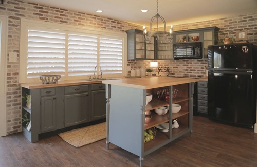 Bedford House | Close to DFW airport, sport venues, steps to running/bicycling trail & shopping