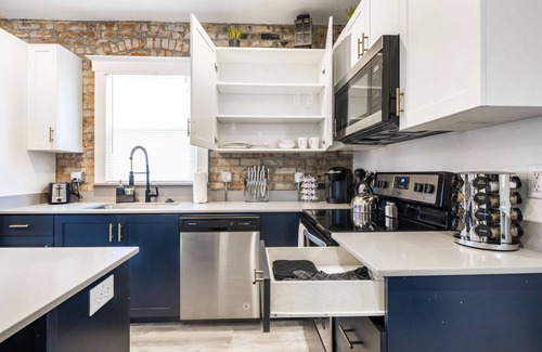 Central City Apartment | Close To Downtown Comfy 1 Bed 1 Bath Apartment