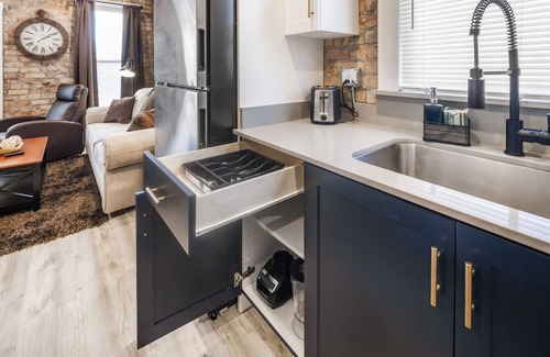 Central City Apartment | Close To Downtown Comfy 1 Bed 1 Bath Apartment