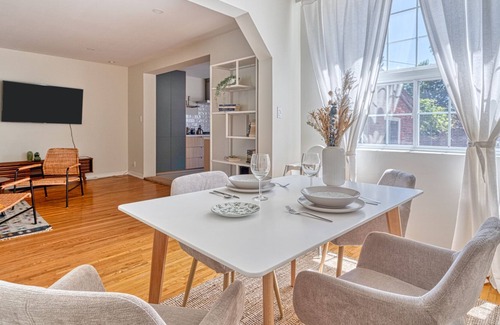 Hamilton House | Close to downtown and McMaster | Fast wifi | Fully stocked kitchen