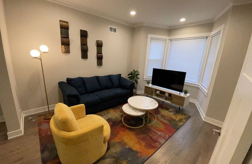 Austin Apartment | Close to Downtown Chicago! Fully furnished with utilities included!