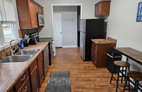 Naperville House | Close to downtown Naperville 3 Bed 2.5bath/Pets OK, Garage and utilities incl.