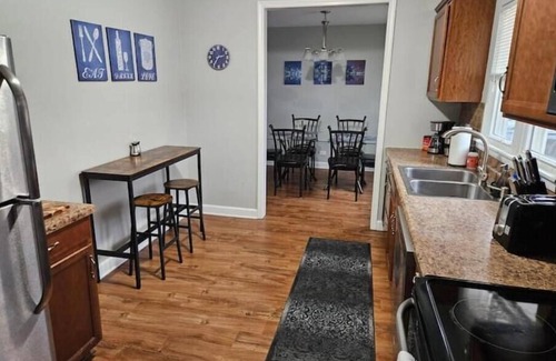 Naperville House | Close to downtown Naperville 3 Bed 2.5bath/Pets OK, Garage and utilities incl.