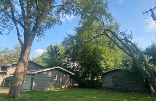 Naperville House | Close to downtown Naperville 3 Bed 2.5bath/Pets OK, Garage and utilities incl.
