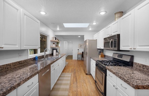 Oregon City House | Close to downtown Oregon City, King Bed, Fire Pit, fireplace and a huge backyard