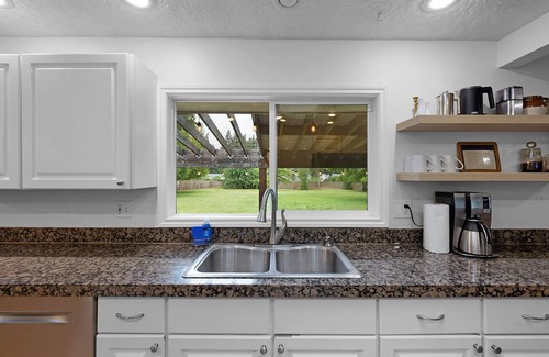 Oregon City House | Close to downtown Oregon City, King Bed, Fire Pit, fireplace and a huge backyard