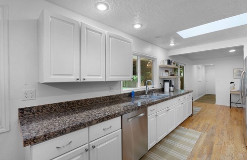 Oregon City House | Close to downtown Oregon City, King Bed, Fire Pit, fireplace and a huge backyard