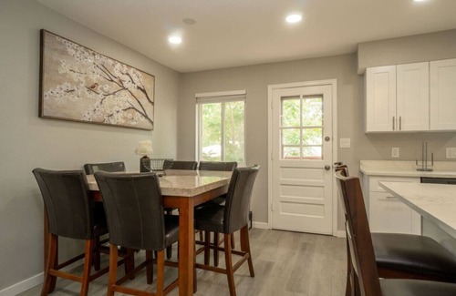 Allendale Area House | Close to Downtown| Sleeps 8 | Private Backyard
