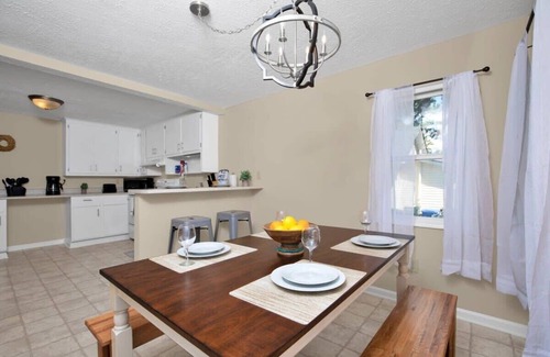 Terry Sanford House | Close to Downtown & Fort Bragg- The Precious Pearl