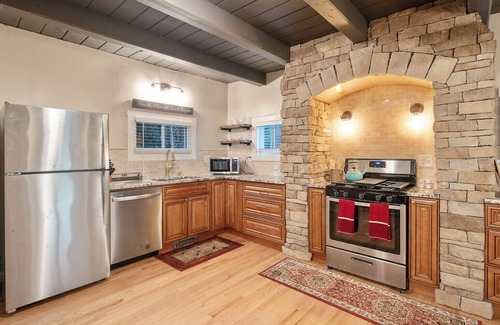 Fayetteville Cottage | Close to downtown and Syracuse University with fire pit!