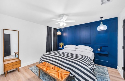 Austin Ave. Villa | Close to Downtown Waco **EV CHARGERS, Outdoor Projector, Swings, 2 Fire pits
