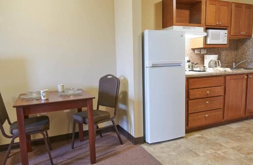 Pleasanton House | Close to Eagle Stadium! Pets are Welcome, Comes w/ Free Parking!
