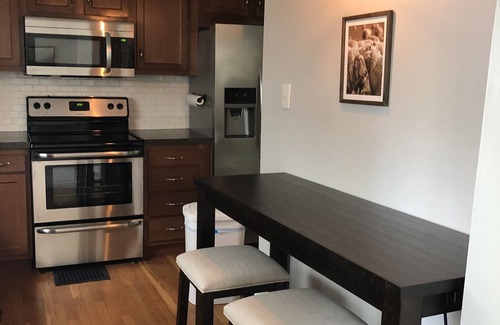 Richmond Cottage | Close to Earlham/IU/Reid! - Nice neighborhood -