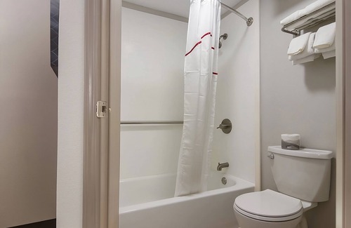 Erie Hotel | Close to Erie Maritime Museum! FREE Parking, Pets Allowed, Laundry Facilities!