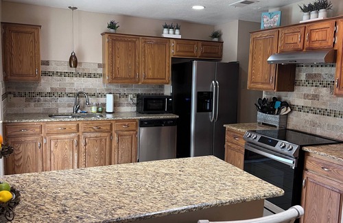 Euless House | Close to everything and quiet for peace