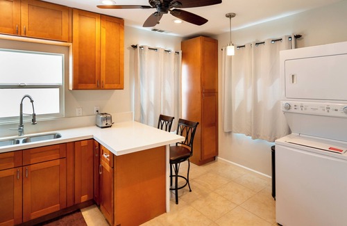 El Cerrito House | CLOSE TO EVERYTHING FUN - Charming 2-BR/2 BA house in San Diego WiFi AC parking