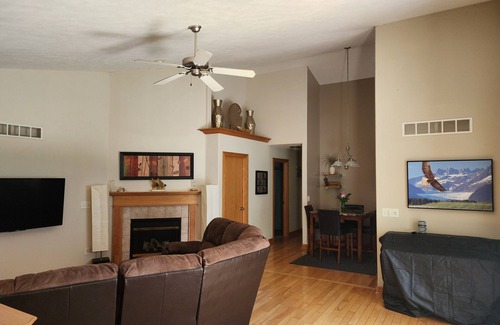 Rockford Condo | Close to everything! nRockford condo off State St & Mulford