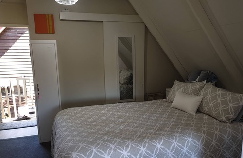 Waikanae Apartment | Close to everything (river, beaches, cafes) but so safe, private and peaceful