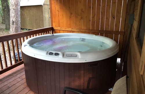 Broken Bow Cabin | Close to everything, near State Park & Hochatown, hot tub!