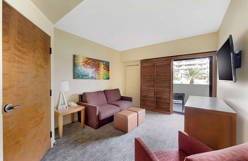 Enterprise Hotel | Close to Flamingo Wildlife Habitat! Las Vegas Attraction Access! Onsite Pool