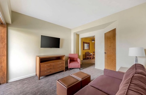 Enterprise Hotel | Close to Flamingo Wildlife Habitat! Las Vegas Attraction Access! Onsite Pool