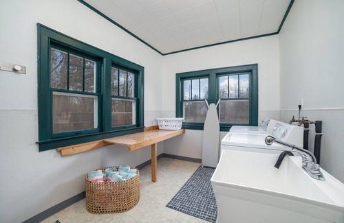 Essexville House | Close to Frankenmuth! Hot Tub, Fireplace, W/D,114Mbps Internet, Self Check-In